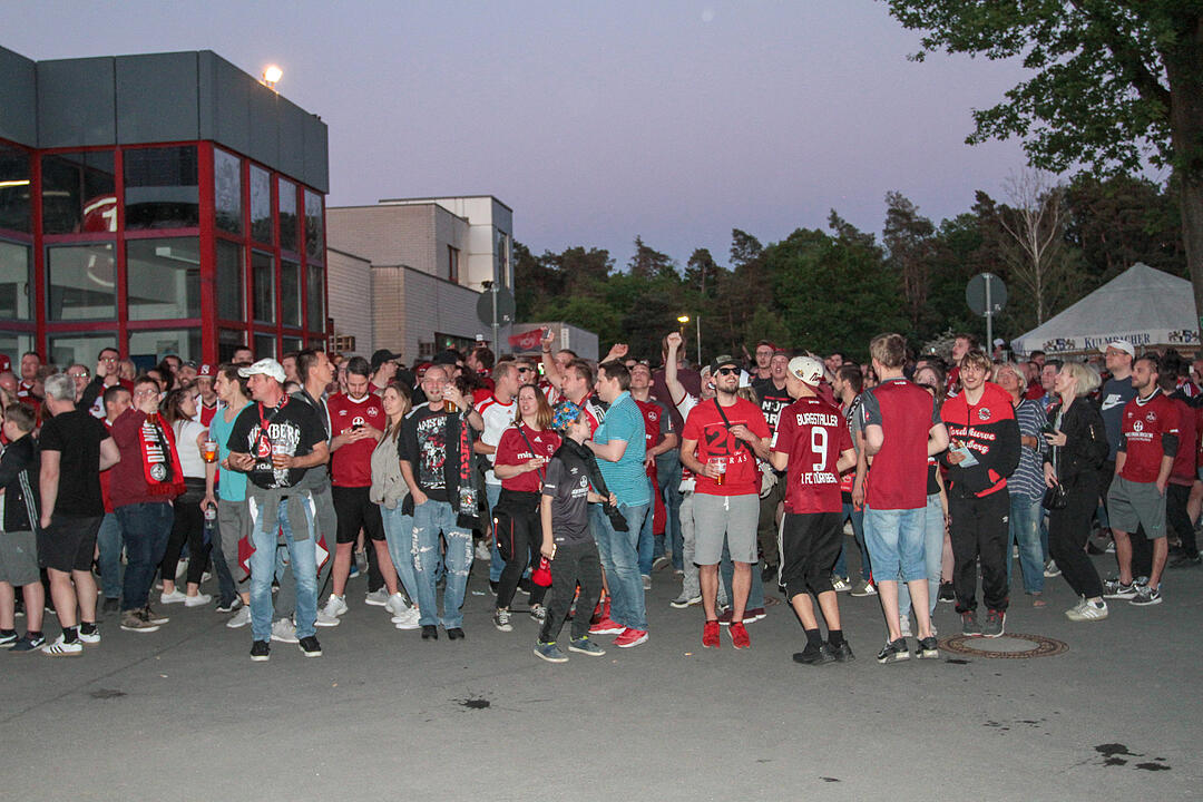 1. FCN steigt auf: Fans feiern in Nürnberg