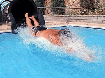 In einem M&uuml;nchner Schwimmbad hat sich am Wochenende Kurioses abgespielt. Ein Autofahrer fuhr auf das Gel&auml;nde des Freibads und putzte dort seinen Wagen. Die Stadtwerke pr&uuml;fen nun den Fall.  Symbolbild: pixabay.com / sumanley