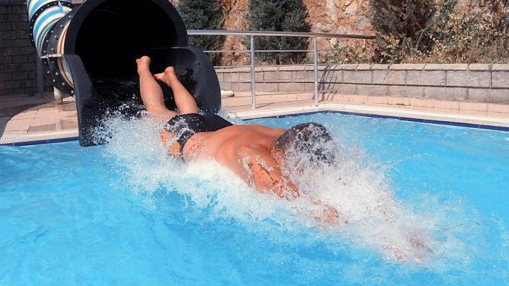 In einem Münchner Schwimmbad hat sich am Wochenende Kurioses abgespielt. Ein Autofahrer fuhr auf das Gelände des Freibads und putzte dort seinen Wagen. Die Stadtwerke prüfen nun den Fall.  Symbolbild: pixabay.com / sumanley