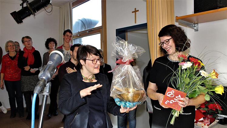 Eine Klangschale überreichte Stellvertreterin Klementine Rehm (links): "Wir sind dabei uns einzuschwingen!”    Foto: Evi Seeger