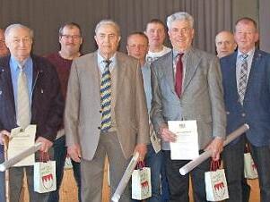 Verdiente Feldgeschworene wurden geehrt (von links): der Leiter des Amts für Digitalisierung, Breitband und Vermessung Albert Köder, Klaus Hesselbach, Vorsitzender der Kreisvereinigung (2. von rechts) und Landrat Thomas Habermann (rechts) . Foto: Manfred Mellenthin