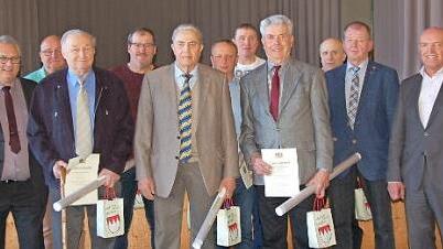 Verdiente Feldgeschworene wurden geehrt (von links): der Leiter des Amts für Digitalisierung, Breitband und Vermessung Albert Köder, Klaus Hesselbach, Vorsitzender der Kreisvereinigung (2. von rechts) und Landrat Thomas Habermann (rechts) . Foto: Manfred Mellenthin