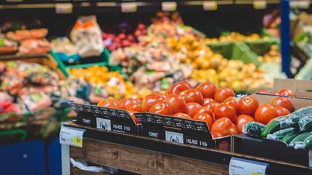 Oft bemerkt man gar nicht, wie viele Produkte in einem Supermarkt in Plastik verpackt sind. Eine neue Studie beschäftigt sich nun mit diesem Thema. Symbolbild: pixabay/TeroVesalainen