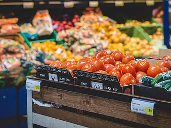 Oft bemerkt man gar nicht, wie viele Produkte in einem Supermarkt in Plastik verpackt sind. Eine neue Studie beschäftigt sich nun mit diesem Thema. Symbolbild: pixabay/TeroVesalainen