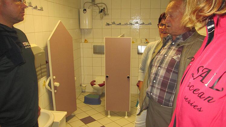 Passt nicht. Die Toiletten für die Krippenkinder sind nur schwer erreichbar. Sie sollen ausgetauscht werden.  Fotos: Winfried Ehling