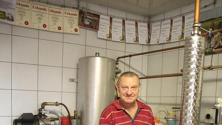 Regional produzierter Whisky erfreut sich wachsender Beliebtheit. Die Edelobstbrennerei und Kelterei Schulz aus Neuses aus den Eichen wagte den Schritt bereits vor Jahren.  Hier zapft Herbert Schulz den Mittellauf ab. Das zur Kühlung des Destillats nicht verwandte Wasser wird im Hintergrund aufgefangen und später weiter verwertet. Foto: Bettina Knauth
