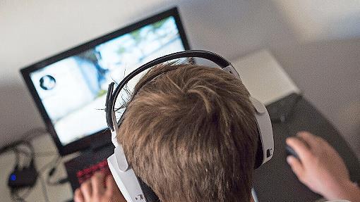 Viele Eltern machen sich Sorgen, ob ihr Kind zu viel am Computer oder Smartphone sitzt.