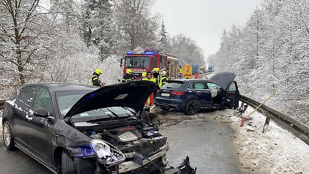 Gl&auml;tte-Unfall im Kreis Coburg: Drei Verletzte und hoher Schaden