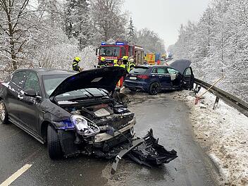 Gl&auml;tte-Unfall im Kreis Coburg: Drei Verletzte und hoher Schaden