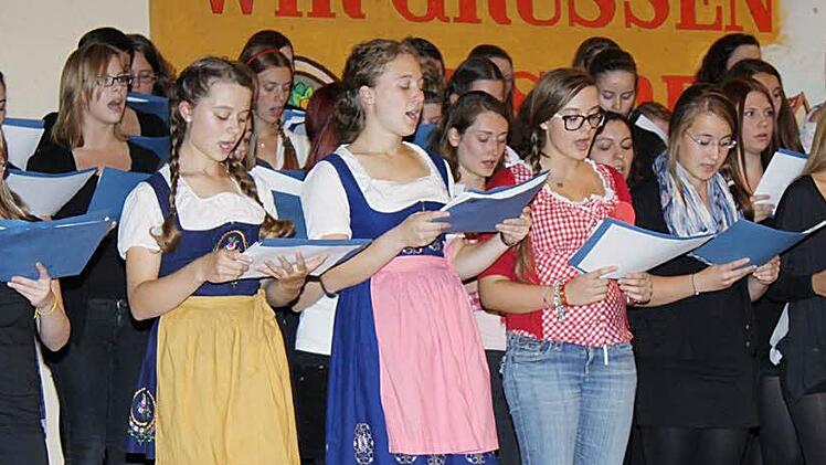 Eintracht: Der Projektchor singt gemeinsam mit dem HeartChor.  Foto: Doris Bauer