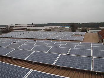 Auf einen Dach im Michelauer Industriegebiet produziert die Photovoltaikanlage der  "Neue Energie Obermain"  Strom.