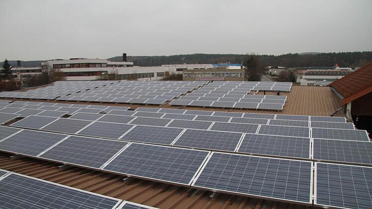 Auf einen Dach im Michelauer Industriegebiet produziert die Photovoltaikanlage der  "Neue Energie Obermain"  Strom.