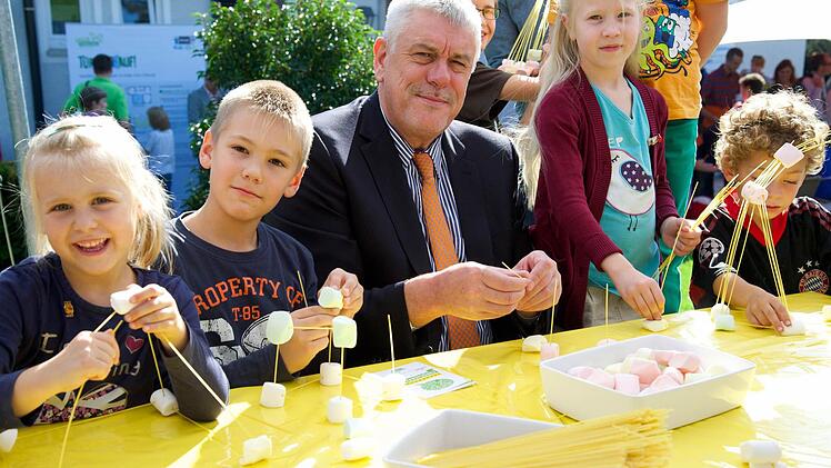 Coburgs Oberb&uuml;rgermeister Norbert Tessmer nutzte die Gelegenheit und &uuml;bte sich gemeinsam mit den Kindern an der Forscherstation Architektur
