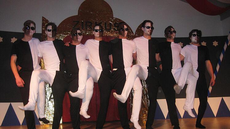 Schwarz-weißer Schlusspunkt war eine Auswahl der ersten Mannschaft, die zusammenhängend die Beine schwang. Foto: Beatrix Lieb