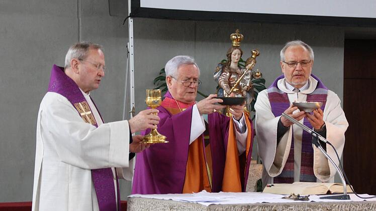 Bilder vom Besuch des Bischofs in Garitz. Fotos: Ralf Ruppert