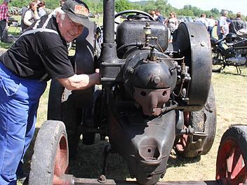 Der 83-jährige Wilhelm Westphal ist beinahe so alt wie sein Lanz mit dem Baujahr 1924. Fotos: Gerda Völk