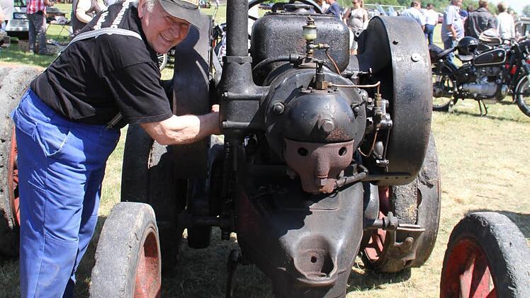 Der 83-jährige Wilhelm Westphal ist beinahe so alt wie sein Lanz mit dem Baujahr 1924. Fotos: Gerda Völk