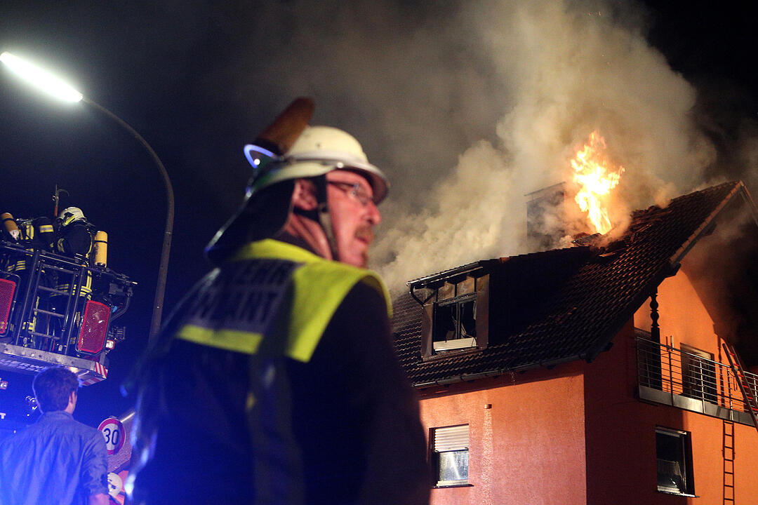 Flammen schlugen aus dem Dachstuhl von Wohnhaus - Feuerwehrmann stuerzt von Drehleiter, zwei weitere Verletzte
