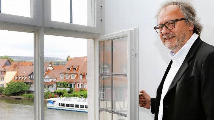 Die Aussichten aus seinem Büro mitten in der Altstadt wird Fritz Angerer vermissen. Foto: Matthias Hoch