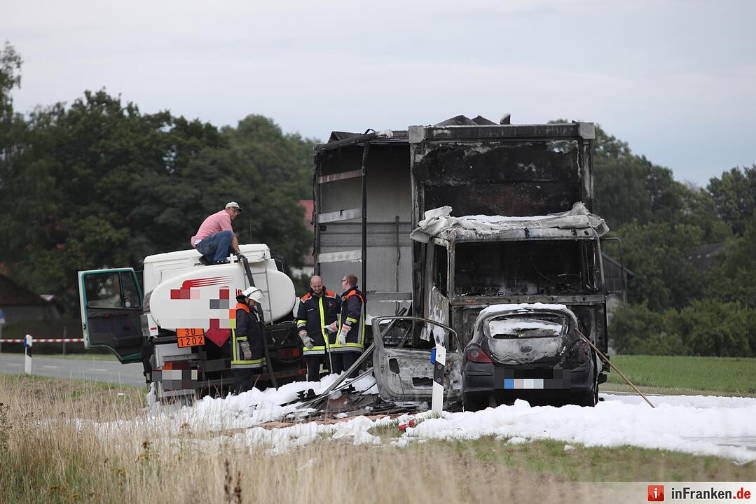 Auto und Lkw fangen nach Frontalzusammenstoss Feuer - Fahrerin stirbt