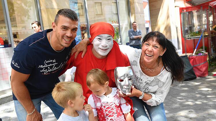 Und auch Familie Frauenknecht aus Reundorf fand den Japaner spitze. Foto: Ronald Rinklef