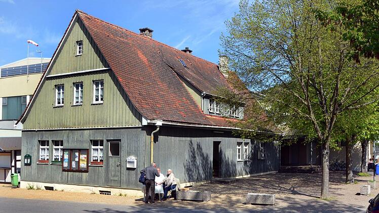 Geht es nach einem der Investoren soll hier statt der Gerätehalle ein "Bettenhaus" entstehen. Auch die drei Laubbäume würden dann der Spitzhacke zum Opfer fallen.Foto: Peter Rauch