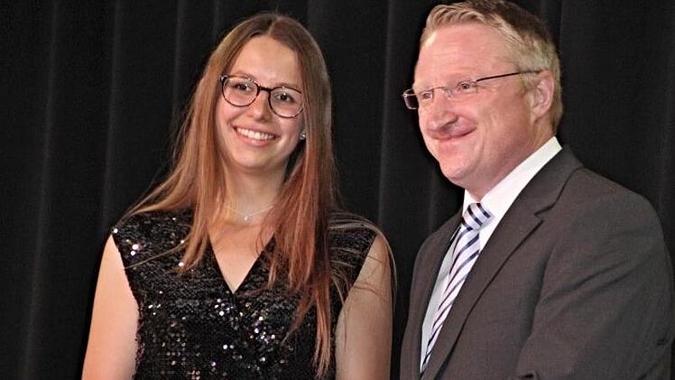 Das beste Abitur am Friedrich-Rückert-Gymnasium in Ebern schrieb Leonie Kröner aus Ebern. Sie schloss mit 1,2 ab. Dafür gab es vom stellvertretenden Schulleiter Martin Pöhner eine besondere Anerkennung.