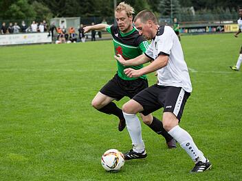 Für den TSV Steinberg mit Thomas Geiger (rechts) steht am Samstag das 1100. Spiel in der Kreisliga 2 auf dem Programm. Gegner ist der SV Wolfers-/Neuengrün. Foto: Heinrich Weiß