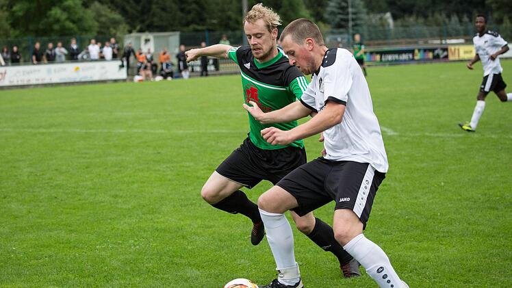 Für den TSV Steinberg mit Thomas Geiger (rechts) steht am Samstag das 1100. Spiel in der Kreisliga 2 auf dem Programm. Gegner ist der SV Wolfers-/Neuengrün. Foto: Heinrich Weiß