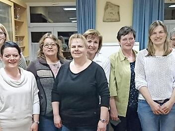 Der neue und alte Vorstand des Gartenbauvereins Eggenbach und Umgebung (von links): Irene Schmitt, Sabrina B&ouml;hm, 2. Vorsitzende Jennifer B&ouml;hmer, Raquael Quinger, Vorsitzende Alexandra H&uuml;mmer, Sonja Mantel, Klara Albert, Roswitha Sommer, Beate Sebald, Dora Storch und Michael Stromer. Foto: privat