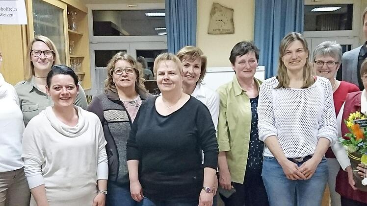 Der neue und alte Vorstand des Gartenbauvereins Eggenbach und Umgebung (von links): Irene Schmitt, Sabrina B&ouml;hm, 2. Vorsitzende Jennifer B&ouml;hmer, Raquael Quinger, Vorsitzende Alexandra H&uuml;mmer, Sonja Mantel, Klara Albert, Roswitha Sommer, Beate Sebald, Dora Storch und Michael Stromer. Foto: privat