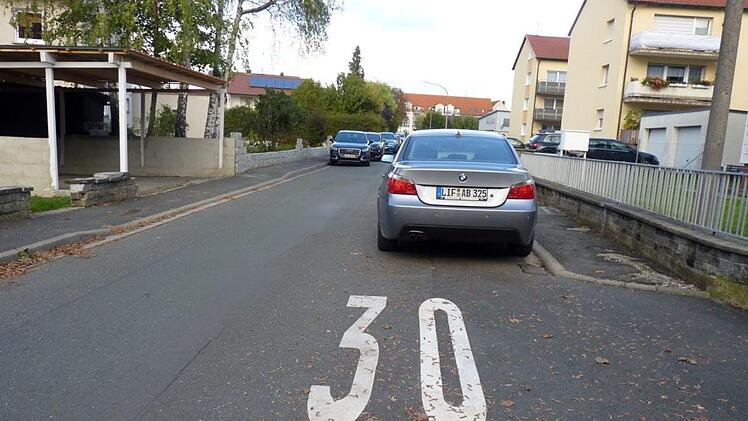Die Tempo-30-Markierung auf dem Fahrbahnbelag der Austraße finde wenig Beachtung, erklärten die Anwohner. Foto: Corinna Tübel