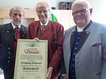 Der neue Kulturpreisträger des Fränkische-Schweiz-Vereins, Prof. Wolfgang Schirmer (Mitte), mit FSV-Hauptvorsitzendem Reinhardt Glauber (links ) und Laudator Walter Tausendpfund Foto: Thomas Weichert