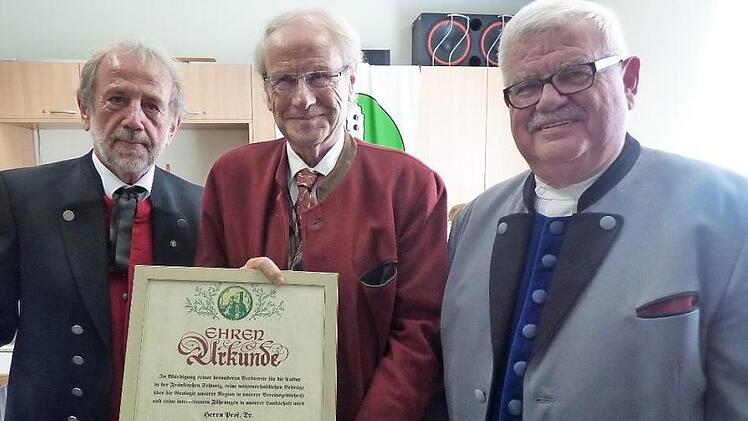 Der neue Kulturpreisträger des Fränkische-Schweiz-Vereins, Prof. Wolfgang Schirmer (Mitte), mit FSV-Hauptvorsitzendem Reinhardt Glauber (links ) und Laudator Walter Tausendpfund Foto: Thomas Weichert