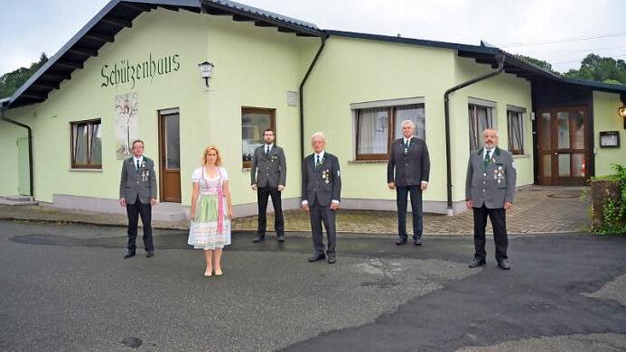 Der heutige Vorstand freut sich über ihr Schützenhaus, das dieser Tage 50 Jahre alt wird (von links) Mathias Beetz (Schatzmeister), Tina Baumstark (Schriftführerin), Daniel Bergmann (Erster Schützenmeister), Reinhold Wolf (Ehrenschützenmeister), Wolfgang Bergmann (Zweiter Schützenmeister), Michael Staar (Dritter Schützenmeister).
