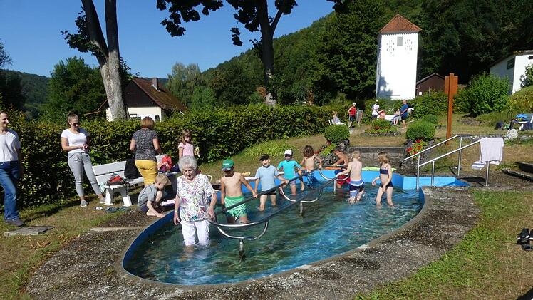 Margot Oschatz führt die Kleinen durch das Kneipp-Becken. Foto: Paul Pöhlmann