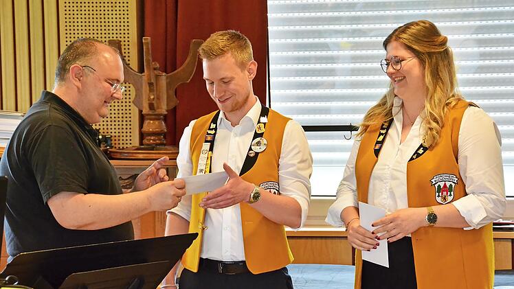 Johannes Dornheim und Johanna Trautner werden für ihre erfolgreiche Qualifikation als staatliche anerkannte Dirigenten belohnt.