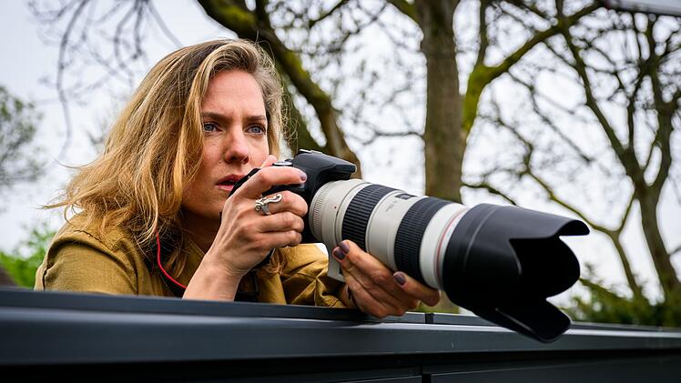 Die Reporterin Anna Mansholt (Marie Burchard) hat keinen guten Ruf in Leer. Der Starautor Finn Onneken warf ihr sogar vor, falsche Geschichten &uuml;ber ihn verbreitet zu haben. Nun legt sie sich auf die Lauer, um als erste &uuml;ber die Suche nach Onnekens M&ouml;rder berichten zu k&ouml;nnen.
