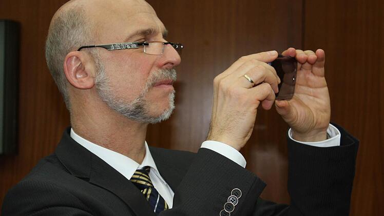 Machte sich selbst ein Bild von der Ordensüberreichung: Oberbürgermeister Kay Blankenburg (SPD).