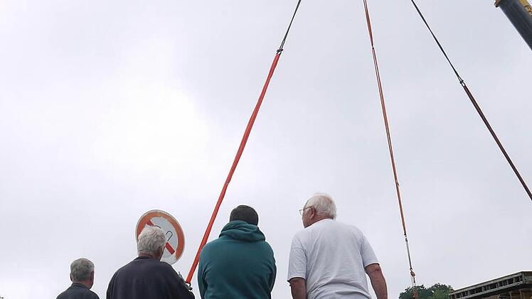 Auch einige Passanten schauten sich die spektakuläre Aktion an. Foto: Berthold Köhler