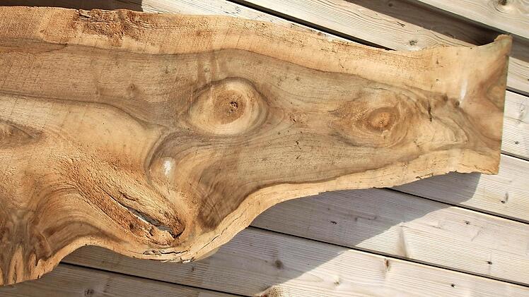 Ist das ein Fisch oder eine Wildschwein? Maserung und Struktur dieses Bretts regen die Fantasie an, was aus diesem natürlichen Werkstoff geschaffen werden könnte.