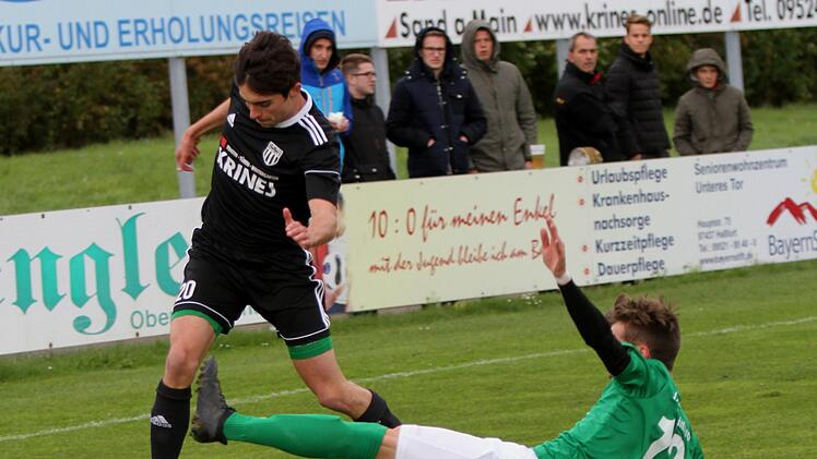 Trotz dieser Grätsche  kann sich hier der Sander Adrian Reith (links) gegen den Schweinfurter Marius Heinze behaupten.