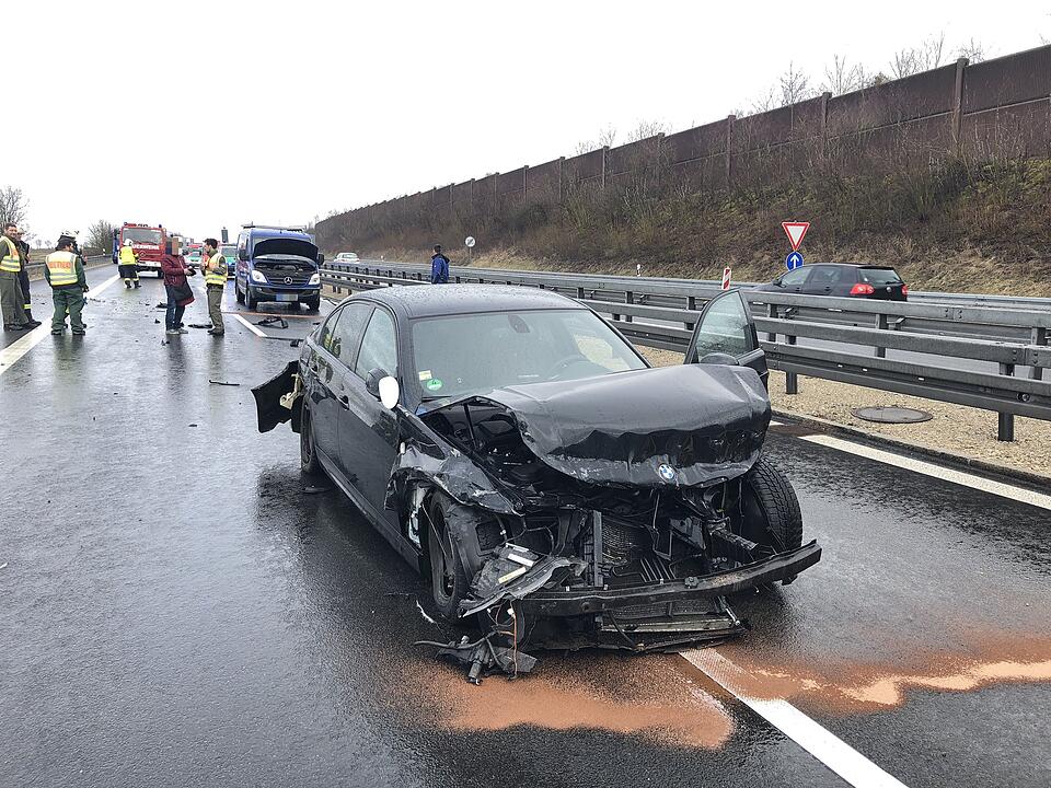 Bilder: Auto gegen Lkw geschleudert - Unfallserie auf der A70