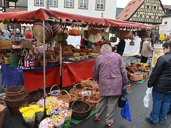 Parallel zum Hallstadter Herbstmarkt fand bislang immer ein verkaufsoffener Sonntag statt. Das wird nun auch in diesem Jahr der Fall sein, doch für die Zukunft muss die Stadt Hallstadt das Thema verkaufsoffene Sonntage anders regeln. Foto: Ronald Rinklef/Archiv
