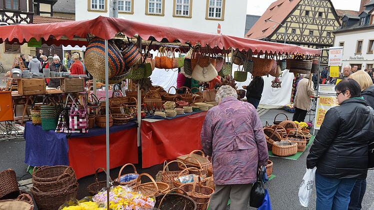 Parallel zum Hallstadter Herbstmarkt fand bislang immer ein verkaufsoffener Sonntag statt. Das wird nun auch in diesem Jahr der Fall sein, doch für die Zukunft muss die Stadt Hallstadt das Thema verkaufsoffene Sonntage anders regeln. Foto: Ronald Rinklef/Archiv