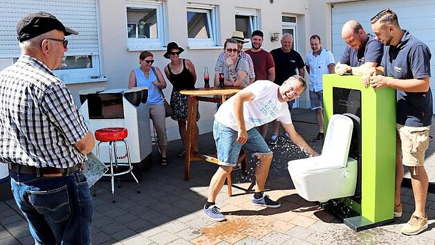 Karsten Fischkal probierte bei der Firma Dorsch eine neuartige Toilette aus, bei der man kein Papier mehr braucht.
