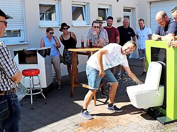 Karsten Fischkal probierte bei der Firma Dorsch eine neuartige Toilette aus, bei der man kein Papier mehr braucht.
