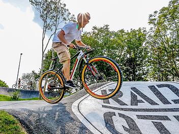Das Springen auf der Pumptrack-Anlage in Litzendorf mag dem Reporter nur schwer gelingen.  Fotos: Matthias Hoch