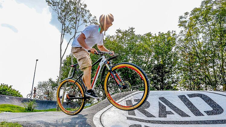 Das Springen auf der Pumptrack-Anlage in Litzendorf mag dem Reporter nur schwer gelingen.  Fotos: Matthias Hoch