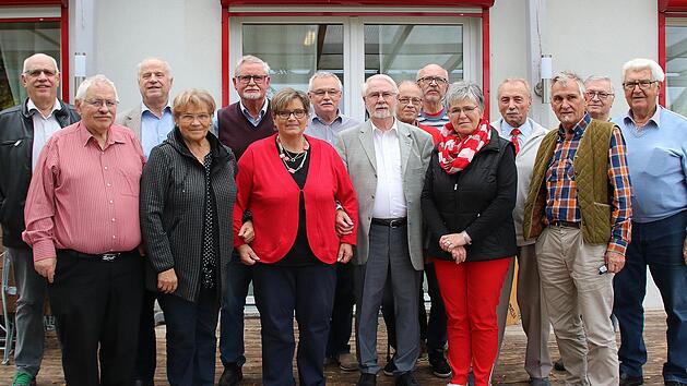 Der neue Bezirksvorstand der SPD-Arbeitsgemeinschaft 60plus. Die Mitglieder kommen aus ganz Unterfranken. In der Bildmitte der im Amt best&auml;tigte Bezirksvorsitzende Peter Dlugosch.  Foto: Axel M&uuml;ller
